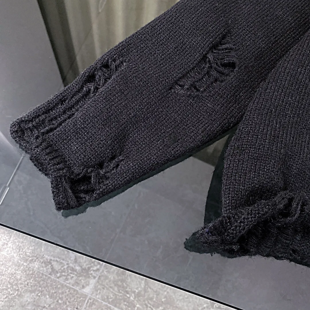 P230 High-quality Chrome Hearts CH Chrome Hearts patchwork cross hole knitted sweater pullover. The popular style is the same for men and women. It is matched with black and white. It looks good in real life. The upper body is good-looking. It looks good in daily wear. It is even more photogenic. It’s hard not to buy it. Buy it for me!!! Believe me, no one can refuse such a long Chrome Hearts jacket. The version has been expanded based on the old version. The upper body is loose and stylish, and the hem is expanded to a casual design. Fat people look extremely slim, thin people have limited height and high-end. Ten thousand yuan ZP printing, 1:1 perfect restoration, looks good when worn alone or stacked, can be easily controlled by both men and women. If you care more about quality, you must also respect the price. It is completely different from the thin see-through bottoms and junk products on the market that pill when worn. If the style makes you shine at a glance, then quality is what you should pay more attention to. Compared with price, we focus on quality. Customers who have received my products all know it. ️️️ Sweaters on the market are generally made of bract core yarn. We use modal. The advantages over core-spun yarn are very intuitive: high cost, high price, high density, relatively expensive for developers, and let us make a lot less money. In addition, it is delicate, has no scum on the upper body, resists pilling, and is high-end. We are conscientious sellers and do not use core-spun yarn. Apart from being cheap, core-spun yarn is really useless. It shrinks, pills, hooks, and makes people pierced. He is proficient in everything. It is 2024. Who doesn’t want to look decent when they go out? Quality determines the upper body effect. No matter how bad the quality, the best style is still the temperament of the urban-rural fringe. We only do long-term business. Quality determines character. Take it back and wear it with confidence and wash it. The quality of the pattern will definitely make your eyes shine. We only make the right version of high quality. We make high-end hard goods. Reject junk goods and reject fast food. Conscientious quality and conscientious price. You deserve it!  Color: Black White Gray Red Size: S M L